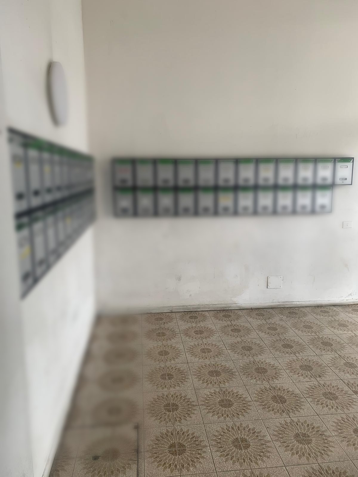 Scalino di palazzo con cassette piene di volantini consegnati — foto reale della distribuzione