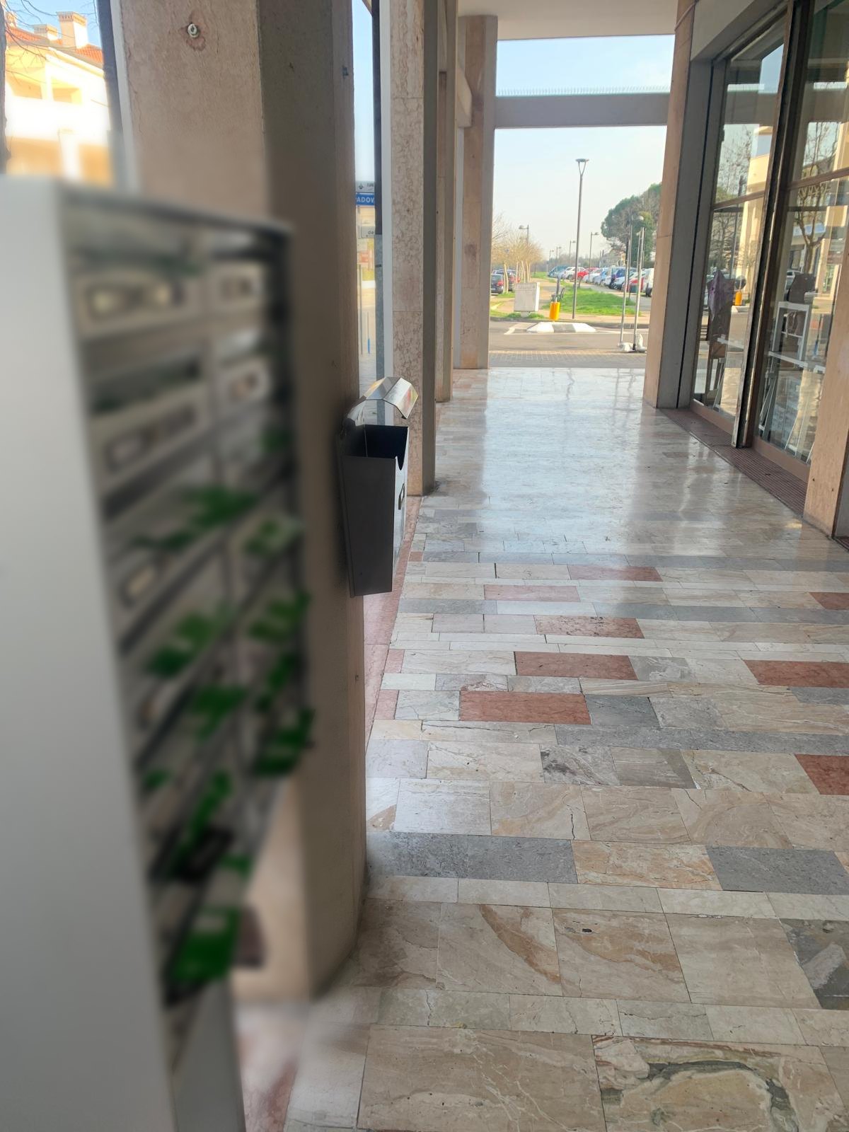 Ingresso di palazzo con cassette servite durante la distribuzione — foto reale